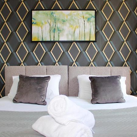 Homely And Budget Friendly 3 Bed House Sleeps 6 Free Parking! Milton Keynes Bagian luar foto