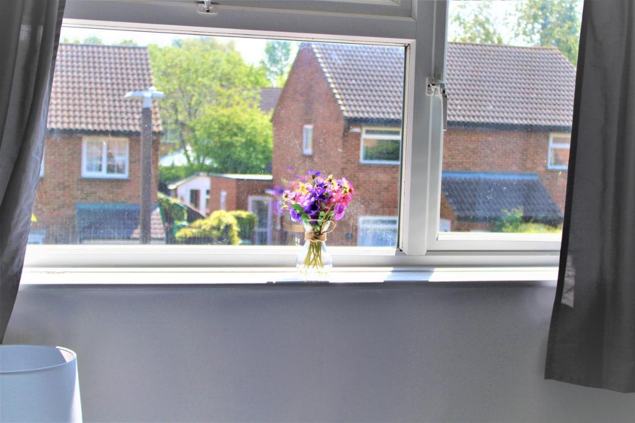 Homely And Budget Friendly 3 Bed House Sleeps 6 Free Parking! Milton Keynes Bagian luar foto