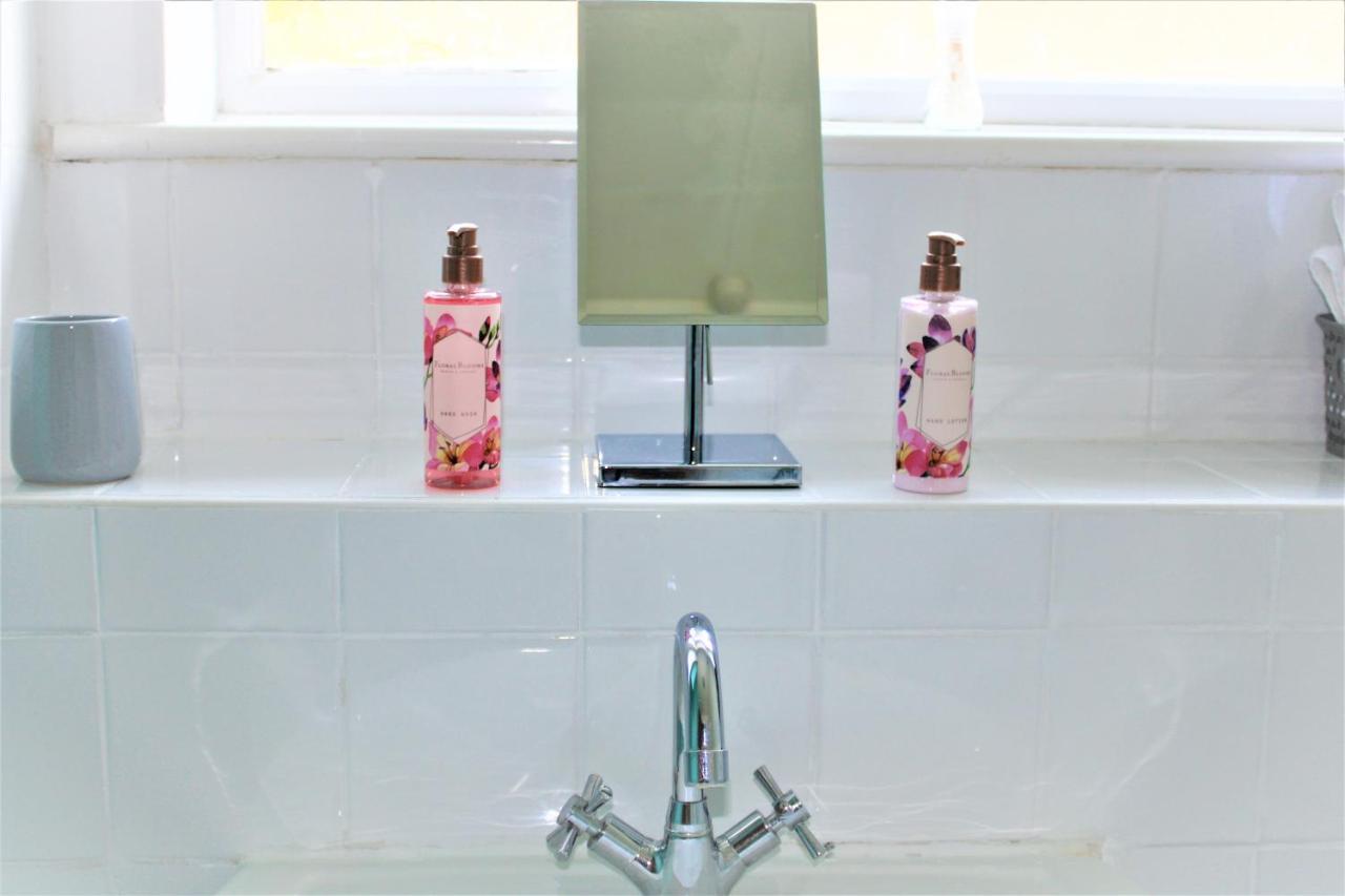 Homely And Budget Friendly 3 Bed House Sleeps 6 Free Parking! Milton Keynes Bagian luar foto