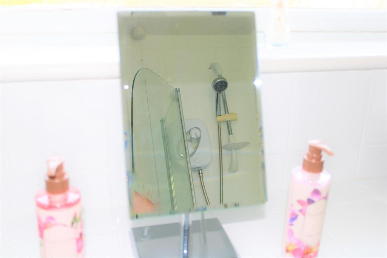 Homely And Budget Friendly 3 Bed House Sleeps 6 Free Parking! Milton Keynes Bagian luar foto
