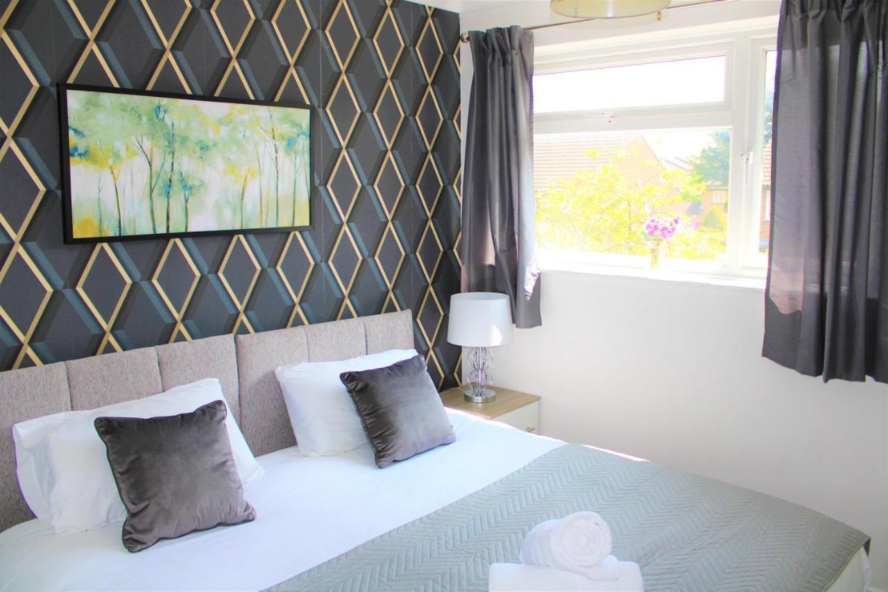 Homely And Budget Friendly 3 Bed House Sleeps 6 Free Parking! Milton Keynes Bagian luar foto