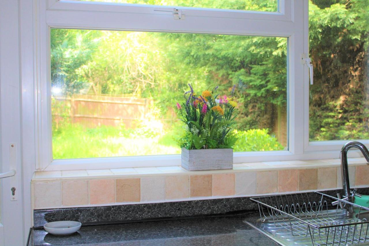 Homely And Budget Friendly 3 Bed House Sleeps 6 Free Parking! Milton Keynes Bagian luar foto
