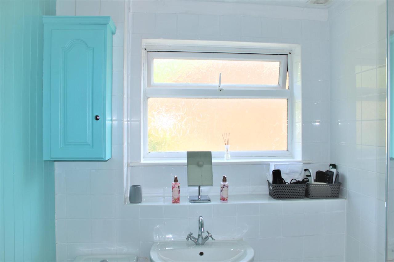 Homely And Budget Friendly 3 Bed House Sleeps 6 Free Parking! Milton Keynes Bagian luar foto