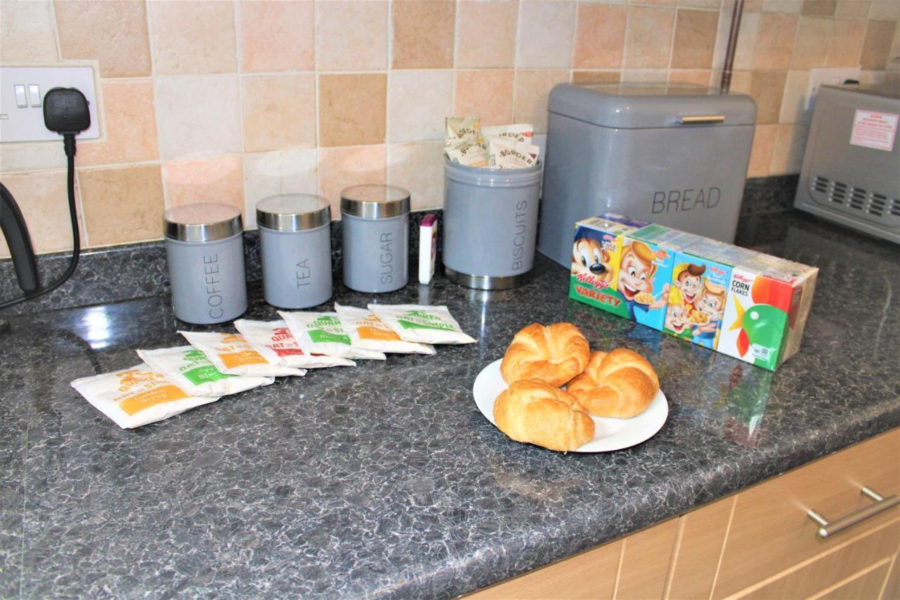 Homely And Budget Friendly 3 Bed House Sleeps 6 Free Parking! Milton Keynes Bagian luar foto
